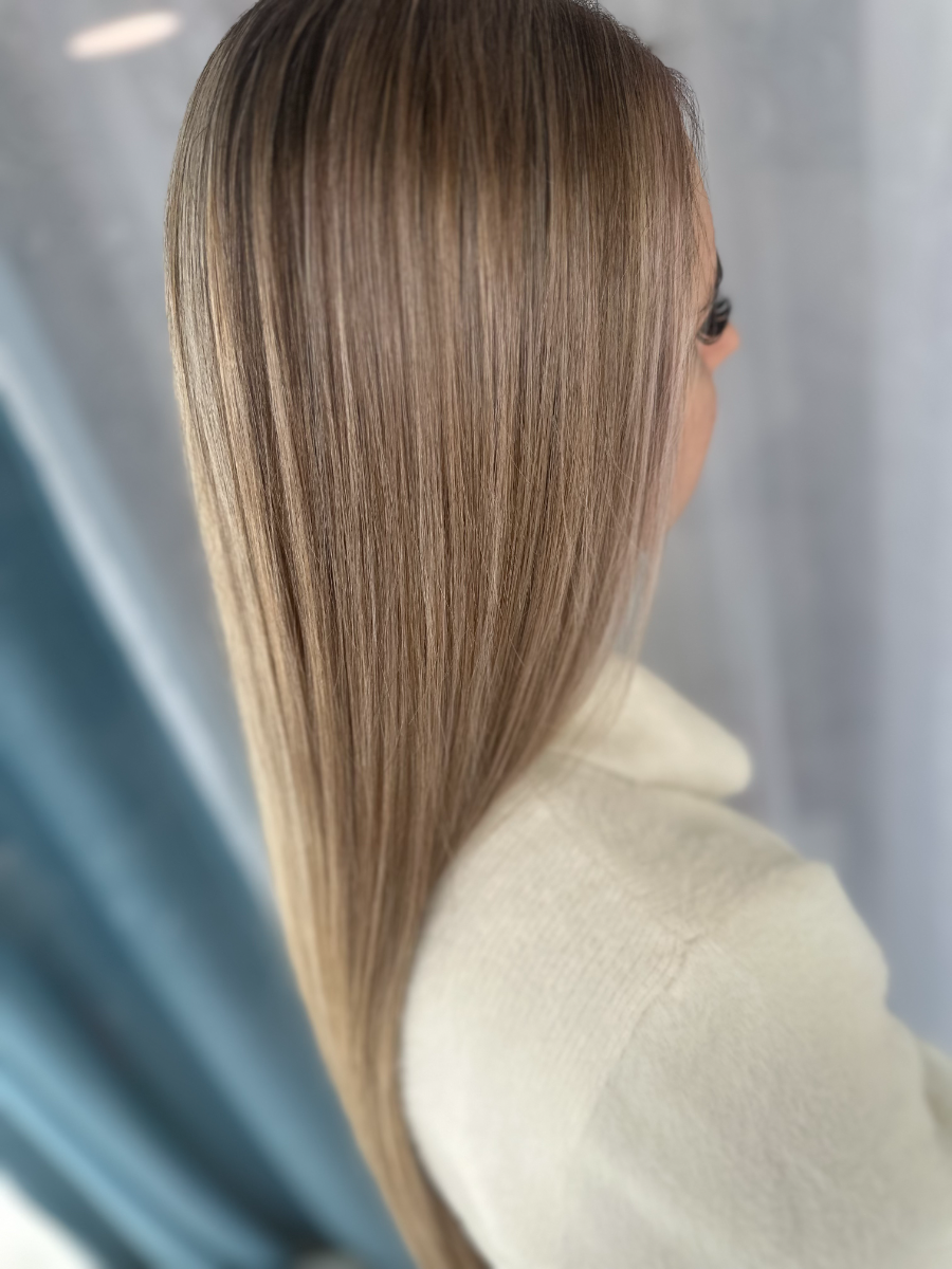 Coiffure lisse et brillante, vue de profil — réalisation Iris Azur