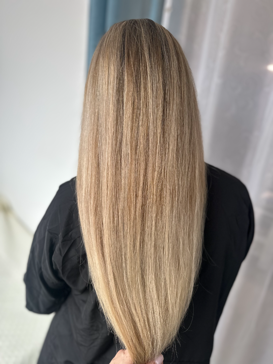 Blond froid lumineux, vue de dos — réalisation Iris Azur