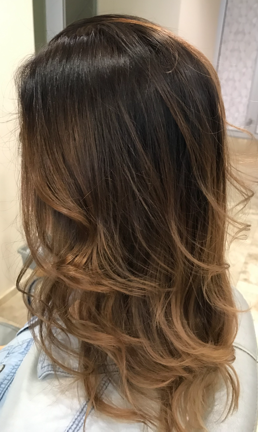Balayage ondulé brun et miel, vue de dos — réalisation Iris Azur