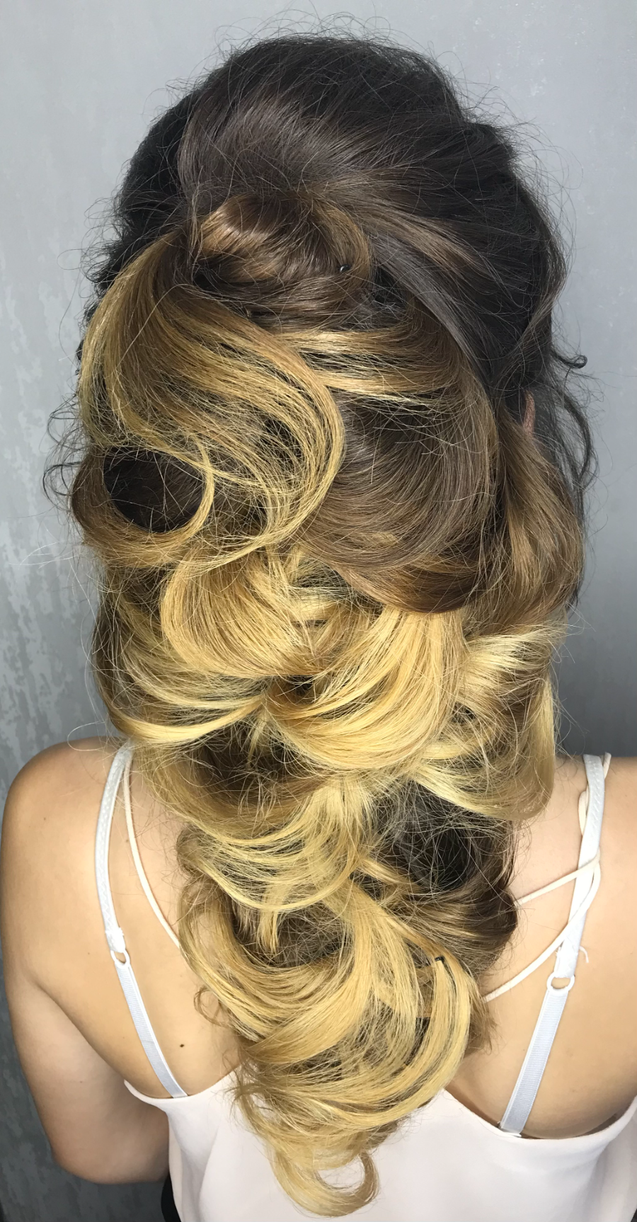 Coiffure de soirée bouclée, dégradé blond doré — réalisation Iris Azur