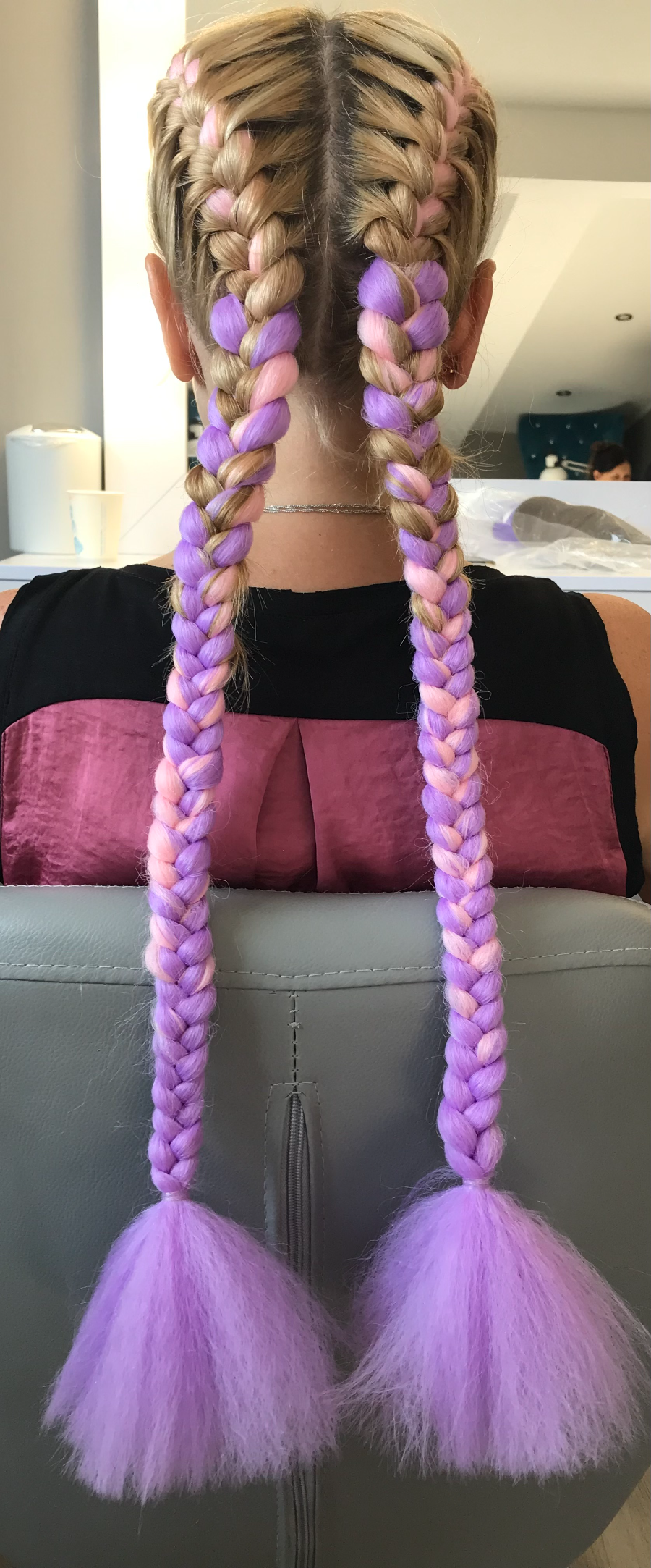 Tresses colorées lilas et rose, vue de dos — réalisation Iris Azur