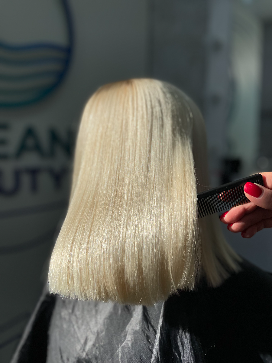 Blond platine carré, finition au peigne — réalisation Iris Azur