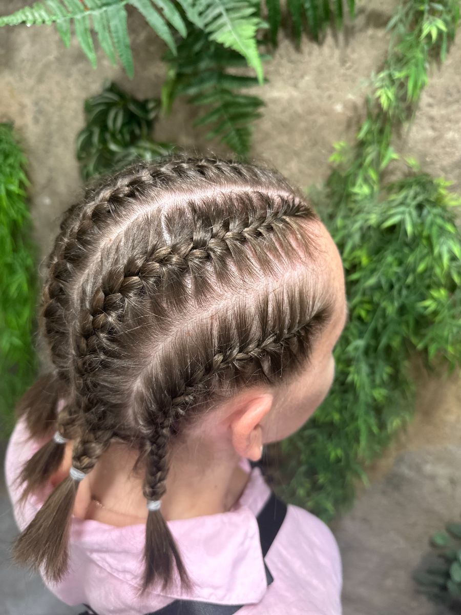 Tresses collées enfant, vue de dessus — réalisation Iris Azur