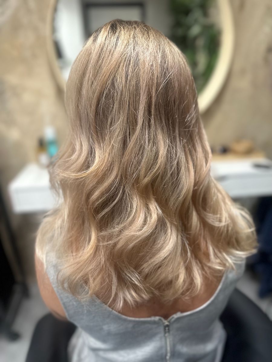Blond ondulé, vue de dos — réalisation Iris Azur