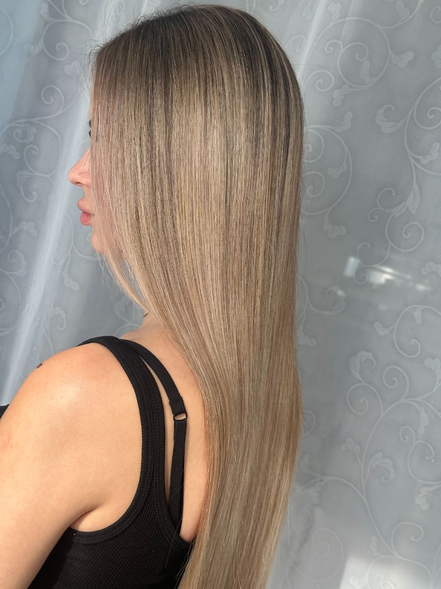 Cheveux lissés, balayage discret, vue de profil — réalisation Iris Azur
