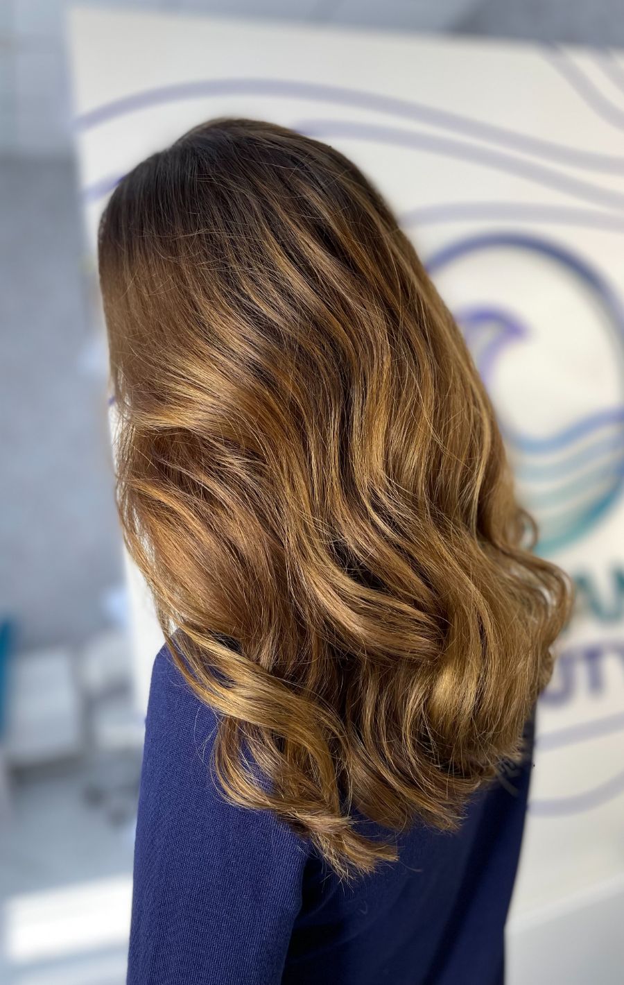 Balayage caramel ondulé, vue de profil — réalisation Iris Azur