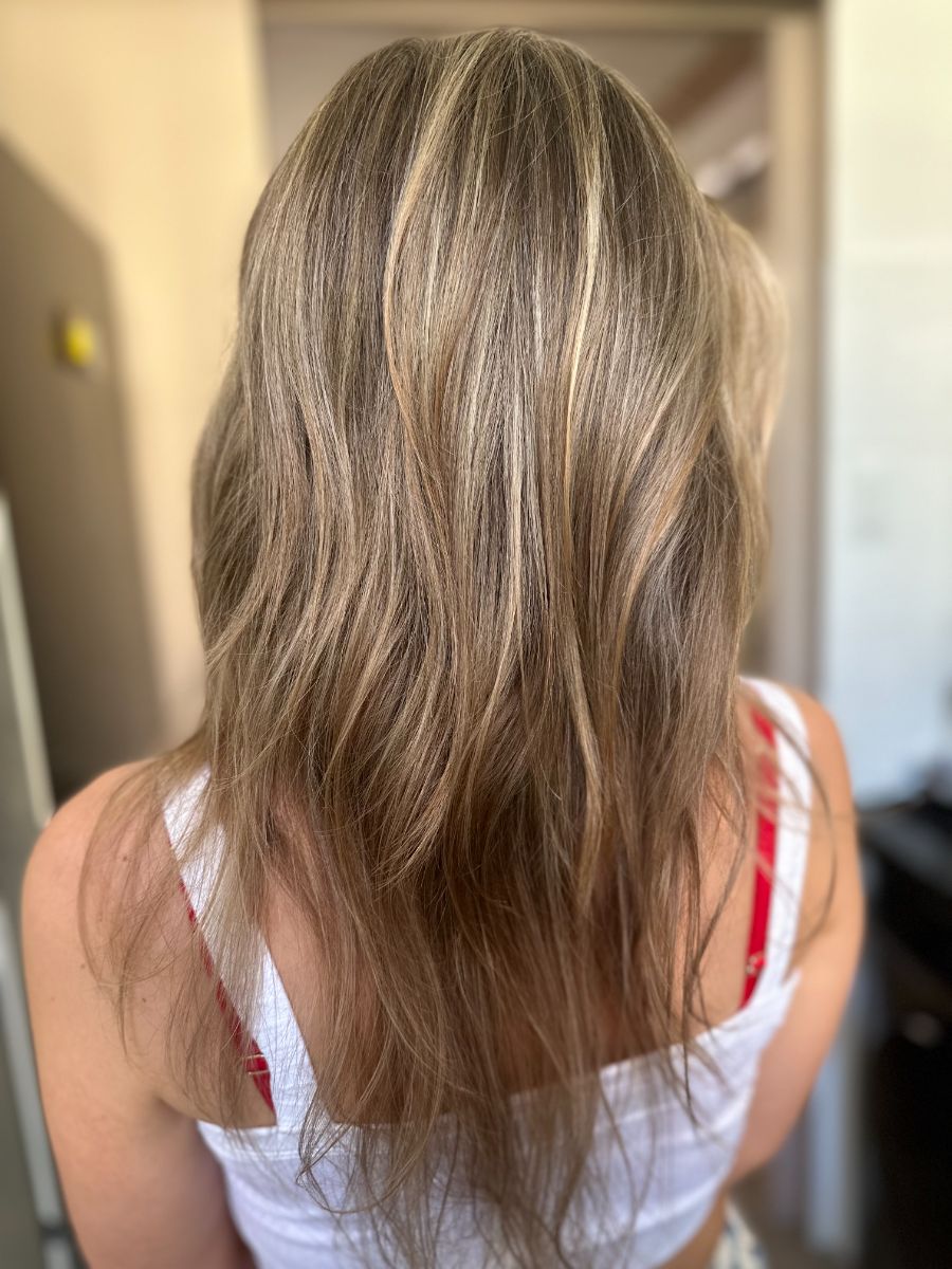 Blond mèches, coupe dégradée, vue de dos — réalisation Iris Azur