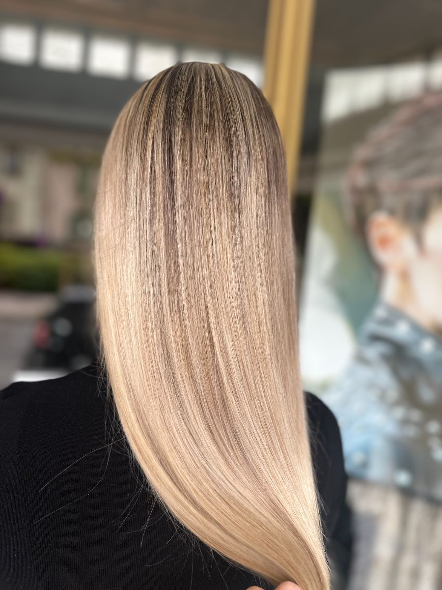 Coloration ombré blond, vue de dos — réalisation Iris Azur