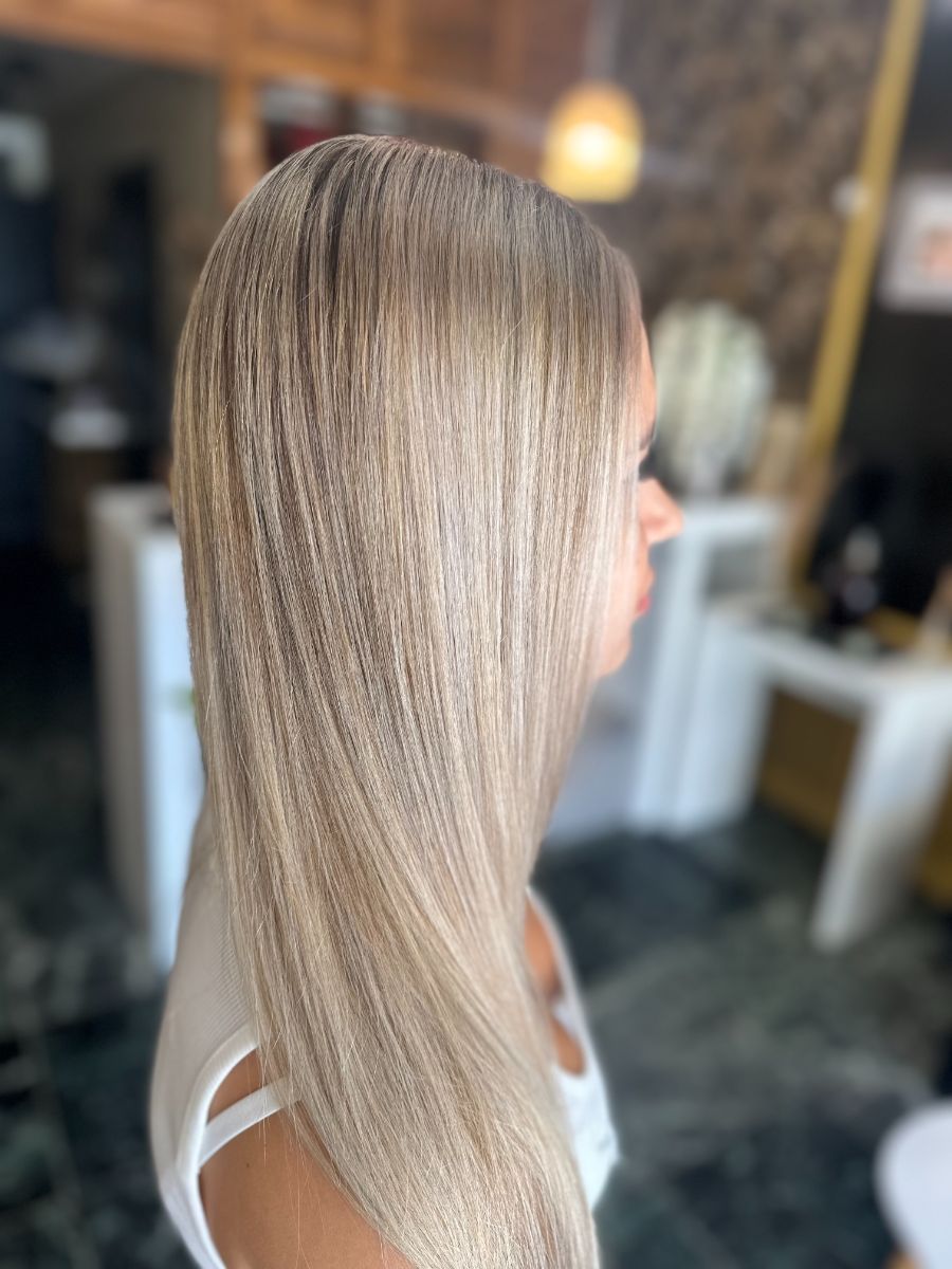 Balayage blond, vue de profil — réalisation Iris Azur