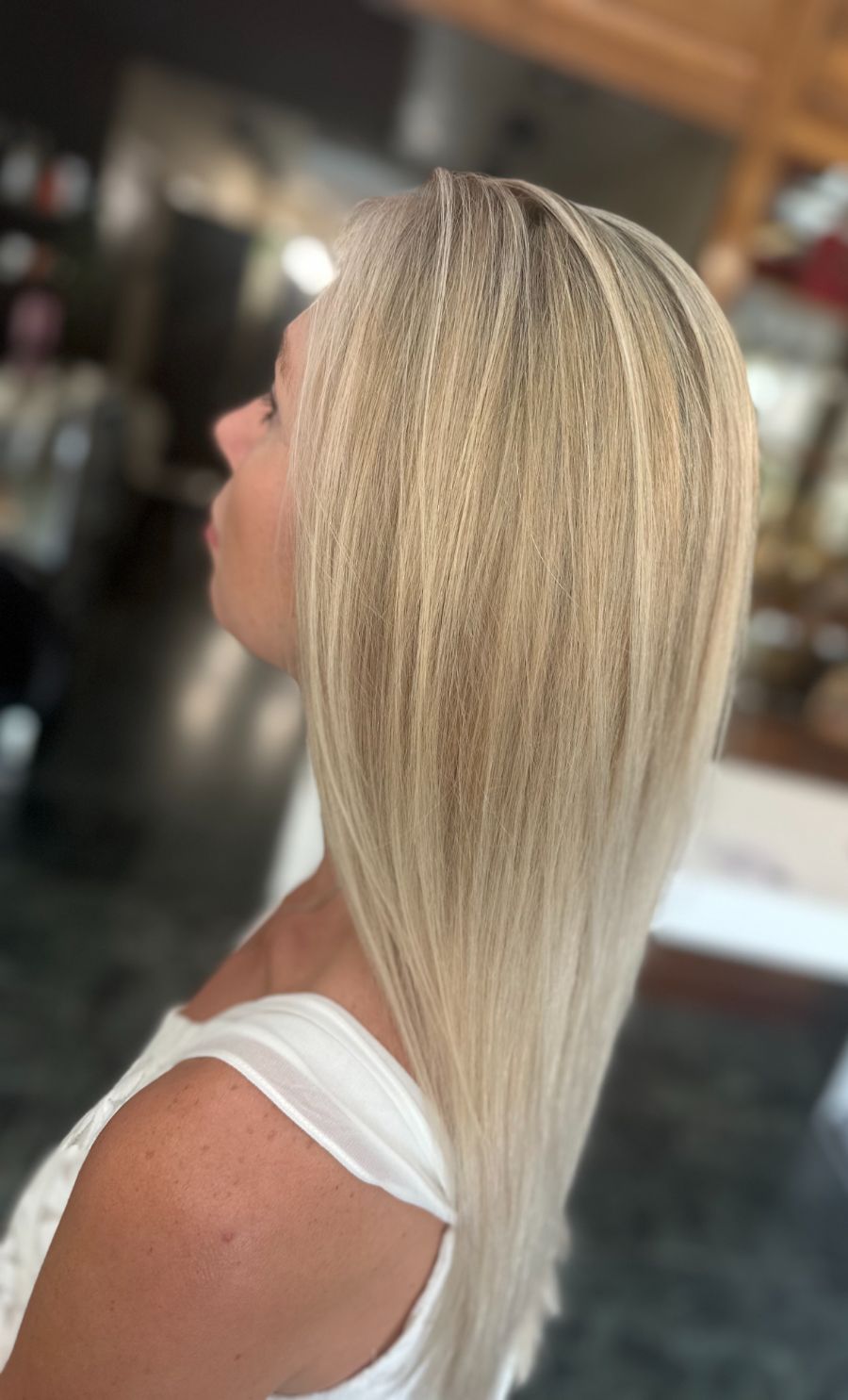 Blond froid lissé, vue de profil — réalisation Iris Azur