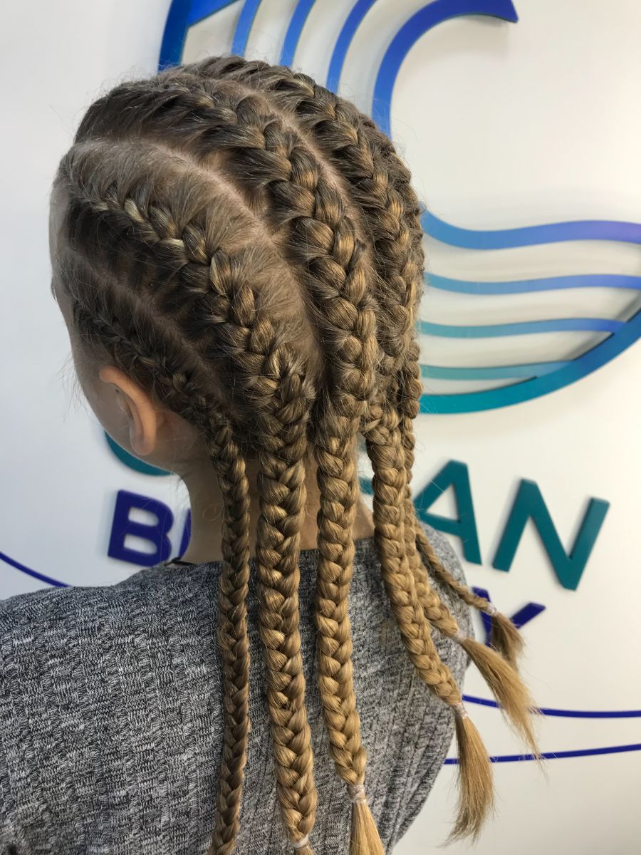 Tresses plaquées enfant, vue de dos — réalisation Iris Azur
