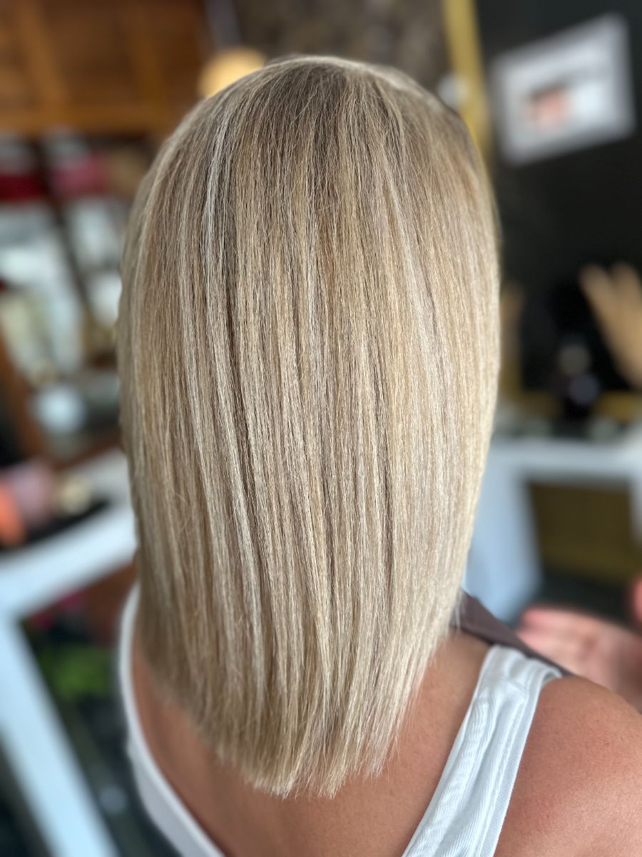 Coupe carré blond doré, vue de dos — réalisation Iris Azur
