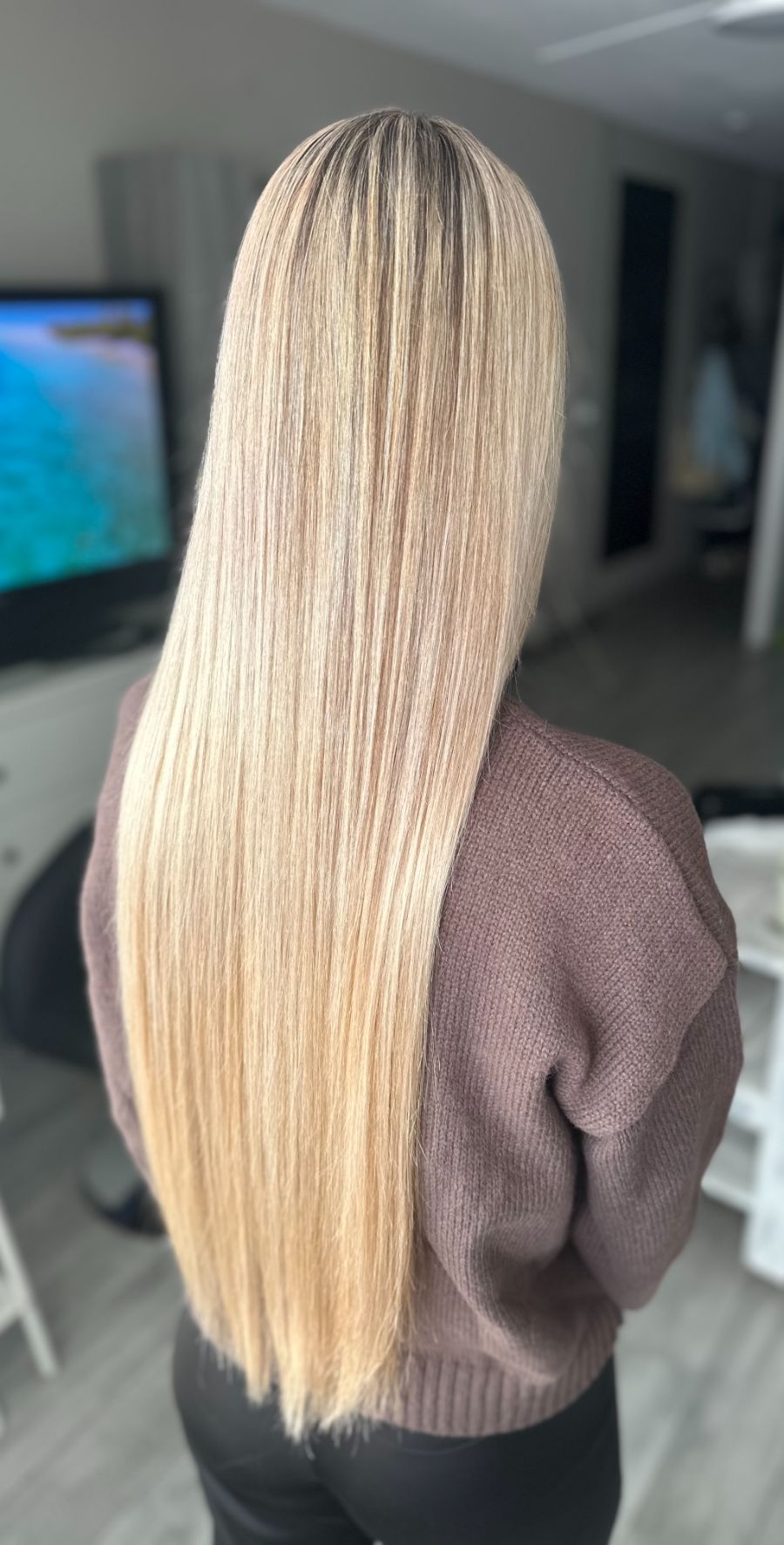 Balayage beige, longueur lissée, vue de dos — réalisation Iris Azur